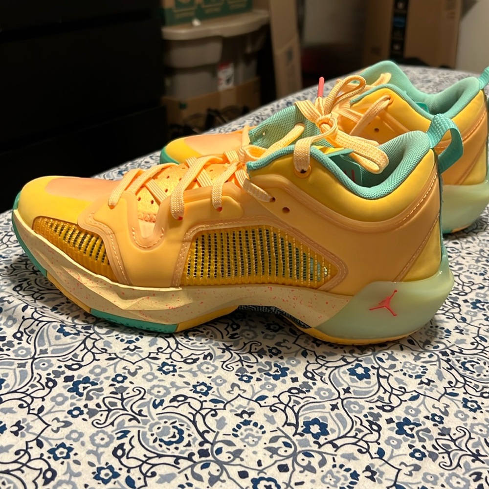 Men’s Air Jordan 37 Lows EYBL yellow   8 1/2 basketball shoes only worn once